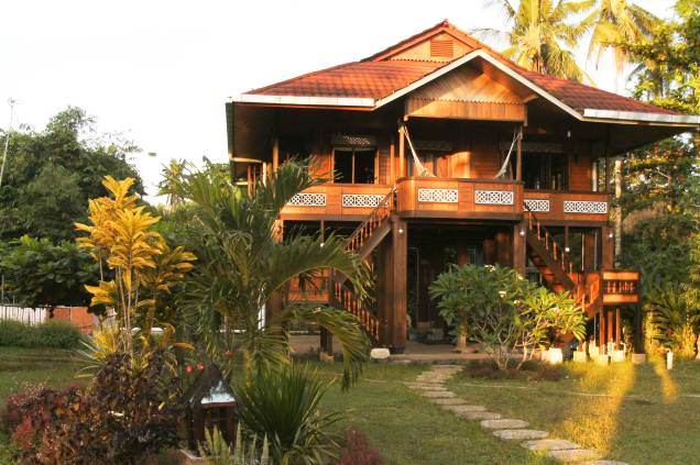 <strong>1. Bunaken, Sulawesi Utara, <a href="https://viajeaqui.abril.com.br/paises/indonesia" rel="Indonésia">Indonésia</a> </strong> Para se hospedar de forma ecológica, o <a href="https://www.booking.com/hotel/id/bunaken-island-resort.pt-br.html?aid=332455&label=viagemabril-destinosmergulho" rel="Bunaken Island Dive Resort " target="_blank">Bunaken Island Dive Resort</a> fica localizado na Liang Beach e oferece aos visitantes os tradicionais bangalôs com redes, vista para uma lagoa de água cristalina, além de uma diversidade de recifes de corais para serem explorados. O resort é uma boa oportunidade para conhecer também um pouco mais da cultura do país, experimentando comidas típicas tendo como pano de fundo nada menos do que belas paisagens tropicais pontuadas por praias de areia dourada <a href="https://www.booking.com/city/id/bunaken.pt-br.html?aid=332455&label=viagemabril-destinosmergulho" rel="Reserve a sua hospedagem em Bunaken através do Booking.com" target="_blank"><em>Reserve a sua hospedagem em Bunaken através do Booking.com</em></a> <strong>1. Bunaken, Sulawesi Utara, <a href="https://viajeaqui.abril.com.br/paises/indonesia" rel="Indonésia">Indonésia</a> </strong> Para se hospedar de forma ecológica, o <a href="https://www.booking.com/hotel/id/bunaken-island-resort.pt-br.html?aid=332455&label=viagemabril-destinosmergulho" rel="Bunaken Island Dive Resort " target="_blank">Bunaken Island Dive Resort</a> fica localizado na Liang Beach e oferece aos visitantes os tradicionais bangalôs com redes, vista para uma lagoa de água cristalina, além de uma diversidade de recifes de corais para serem explorados. O resort é uma boa oportunidade para conhecer também um pouco mais da cultura do país, experimentando comidas típicas tendo como pano de fundo nada menos do que belas paisagens tropicais pontuadas por praias de areia dourada <a href="https://www.booking.com/city/id/bunaken.pt-br.html?aid=332455&label=viagemabril-destinosmergulho" rel="Reserve a sua hospedagem em Bunaken através do Booking.com" target="_blank"><em>Reserve a sua hospedagem em Bunaken através do Booking.com</em></a>