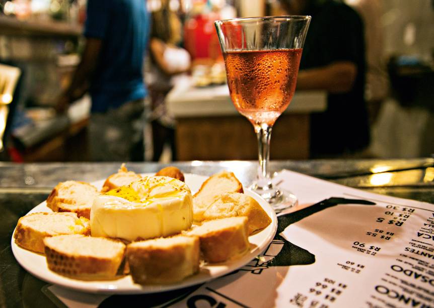 <strong>PARA CURTIR O PÓS-PRAIA</strong> <strong><a href="https://www.facebook.com/Canastra-Bar-825976007465428/" target="_blank" rel="noopener">Canastra Bar</a> </strong>Novidade no Arpoador, o pequeno boteco rapidamente caiu nas graças da moçada cool da cidade e vem bombando desde a abertura, em 2015. Os donos são franceses, mas o espírito é bem carioca, descolado e informal, com mesas instaladas na calçada sob o toldo de uma loja de materiais de construção, fechada à noite – o bar começa os trabalhos às 18 h. O reduzido menu traz sugestões de queijos, embutidos, patês, burrata, caponata e, às terças, ostras de <a href="https://viajeaqui.abril.com.br/estados/br-santa-catarina" target="_blank" rel="noopener">Santa Catarina</a>. Para acompanhar, vinhos, sangrias e cervejas <em>R. Jangadeiros, 42 (Ipanema), (21) 99656-1960</em> <strong>PARA CURTIR O PÓS-PRAIA</strong> <strong><a href="https://www.facebook.com/Canastra-Bar-825976007465428/" target="_blank" rel="noopener">Canastra Bar</a> </strong>Novidade no Arpoador, o pequeno boteco rapidamente caiu nas graças da moçada cool da cidade e vem bombando desde a abertura, em 2015. Os donos são franceses, mas o espírito é bem carioca, descolado e informal, com mesas instaladas na calçada sob o toldo de uma loja de materiais de construção, fechada à noite – o bar começa os trabalhos às 18 h. O reduzido menu traz sugestões de queijos, embutidos, patês, burrata, caponata e, às terças, ostras de <a href="https://viajeaqui.abril.com.br/estados/br-santa-catarina" target="_blank" rel="noopener">Santa Catarina</a>. Para acompanhar, vinhos, sangrias e cervejas <em>R. Jangadeiros, 42 (Ipanema), (21) 99656-1960</em>