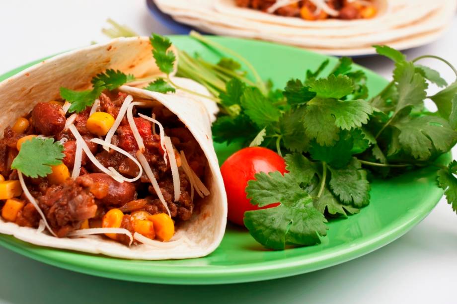 <strong>Burrito, <a href="https://viajeaqui.abril.com.br/paises/mexico" rel="México" target="_blank">México</a></strong><br />            O pai de todos os <em>wraps</em>. Tal é a simplicidade de seu conceito que a receita é vista em todo o mundo, sempre com origens distintas. O ato de enrolar ingredientes diversos numa fina massa (como uma panqueca) deu origem ao <em>goi cuon </em>do <strong><a href="https://viajeaqui.abril.com.br/paises/vietna" rel="Vietnã" target="_blank">Vietnã</a></strong>, aos rolinhos primavera de <a href="https://viajeaqui.abril.com.br/paises/chiba" rel="China " target="_blank"><strong>China </strong></a>e <strong><a href="https://viajeaqui.abril.com.br/paises/japao" rel="Japão " target="_blank">Japão </a></strong>e, de certa maneira, aos crepes franceses. As raízes do burrito provavelmente precedem a chegada dos ibéricos às Américas, mas seu formato atual é muito mais recente. Símbolo da culinária mexicana, é muito popular em Chihuahua, e ao norte da fronteira, nos <a href="https://viajeaqui.abril.com.br/paises/estados-unidos" rel="Estados Unidos" target="_blank"><strong>Estados Unidos</strong></a>.