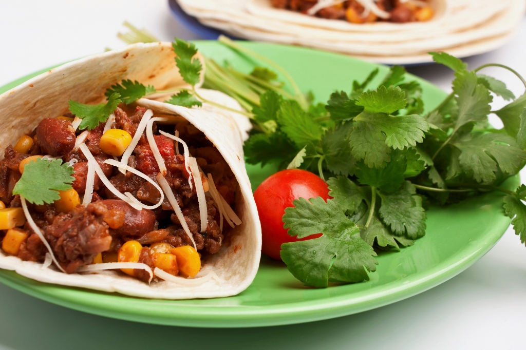 <strong>Burrito, <a href="https://viajeaqui.abril.com.br/paises/mexico" rel="México" target="_blank">México</a></strong><br /> O pai de todos os <em>wraps</em>. Tal é a simplicidade de seu conceito que a receita é vista em todo o mundo, sempre com origens distintas. O ato de enrolar ingredientes diversos numa fina massa (como uma panqueca) deu origem ao <em>goi cuon </em>do <strong><a href="https://viajeaqui.abril.com.br/paises/vietna" rel="Vietnã" target="_blank">Vietnã</a></strong>, aos rolinhos primavera de <a href="https://viajeaqui.abril.com.br/paises/chiba" rel="China " target="_blank"><strong>China </strong></a>e <strong><a href="https://viajeaqui.abril.com.br/paises/japao" rel="Japão " target="_blank">Japão </a></strong>e, de certa maneira, aos crepes franceses. As raízes do burrito provavelmente precedem a chegada dos ibéricos às Américas, mas seu formato atual é muito mais recente. Símbolo da culinária mexicana, é muito popular em Chihuahua, e ao norte da fronteira, nos <a href="https://viajeaqui.abril.com.br/paises/estados-unidos" rel="Estados Unidos" target="_blank"><strong>Estados Unidos</strong></a>. <strong>Burrito, <a href="https://viajeaqui.abril.com.br/paises/mexico" rel="México" target="_blank">México</a></strong><br /> O pai de todos os <em>wraps</em>. Tal é a simplicidade de seu conceito que a receita é vista em todo o mundo, sempre com origens distintas. O ato de enrolar ingredientes diversos numa fina massa (como uma panqueca) deu origem ao <em>goi cuon </em>do <strong><a href="https://viajeaqui.abril.com.br/paises/vietna" rel="Vietnã" target="_blank">Vietnã</a></strong>, aos rolinhos primavera de <a href="https://viajeaqui.abril.com.br/paises/chiba" rel="China " target="_blank"><strong>China </strong></a>e <strong><a href="https://viajeaqui.abril.com.br/paises/japao" rel="Japão " target="_blank">Japão </a></strong>e, de certa maneira, aos crepes franceses. As raízes do burrito provavelmente precedem a chegada dos ibéricos às Américas, mas seu formato atual é muito mais recente. Símbolo da culinária mexicana, é muito popular em Chihuahua, e ao norte da fronteira, nos <a href="https://viajeaqui.abril.com.br/paises/estados-unidos" rel="Estados Unidos" target="_blank"><strong>Estados Unidos</strong></a>.