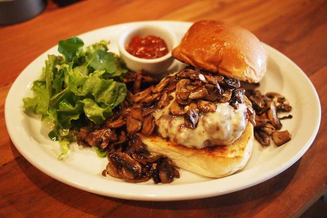 <strong>Butcher’s Market</strong><br /> Desenvolvido para ser mais gorduroso, macio e saboroso que a média, o hambúrguer tem 180 gramas da combinação de acém e bananinha (carne da costela do boi). O mushroom burger (foto) leva cogumelo-de-paris, cebola roxa e mussarela. <em>R. Bandeira Paulista, 164, Itaim Bibi, 11/2367-1043, <a href="https://www.butchersmarket.com.br" rel="www.butchersmarket.com.br" target="_blank">www.butchersmarket.com.br</a></em> <strong>Butcher’s Market</strong><br /> Desenvolvido para ser mais gorduroso, macio e saboroso que a média, o hambúrguer tem 180 gramas da combinação de acém e bananinha (carne da costela do boi). O mushroom burger (foto) leva cogumelo-de-paris, cebola roxa e mussarela. <em>R. Bandeira Paulista, 164, Itaim Bibi, 11/2367-1043, <a href="https://www.butchersmarket.com.br" rel="www.butchersmarket.com.br" target="_blank">www.butchersmarket.com.br</a></em>