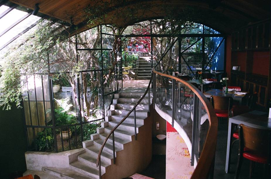 Vista do jardim pelo mezanino do Buttina, cantina italiana estrelada pelo Guia Quatro Rodas em São Paulo.