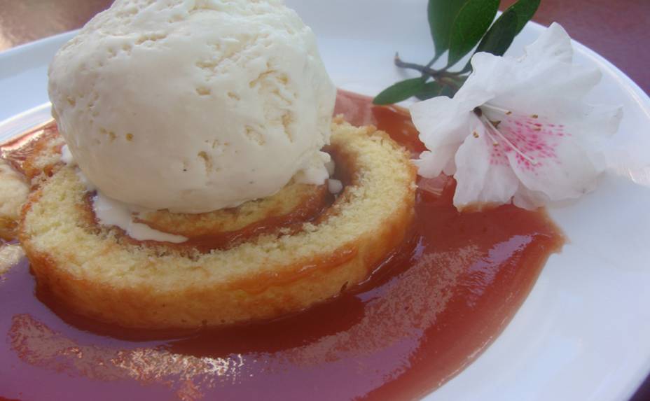 Rocambole de goiabada calda também de goiabada, servido com sorvete de queijo cremoso e pequenas fatias de queijo branco caramelado (R$15), servido no restaurante Buttina (São Paulo). (Para mais informações, veja a foto anterior)<br /> <br /> <strong>Onde:</strong> Rua João Moura, 976, Pinheiros, São Paulo/SP <strong>Horário de funcionamento:</strong> das 12h às 15h e das 20h às 0h <strong>Telefone:</strong> (11) 3083-5991 Rocambole de goiabada calda também de goiabada, servido com sorvete de queijo cremoso e pequenas fatias de queijo branco caramelado (R$15), servido no restaurante Buttina (São Paulo). (Para mais informações, veja a foto anterior)<br /> <br /> <strong>Onde:</strong> Rua João Moura, 976, Pinheiros, São Paulo/SP <strong>Horário de funcionamento:</strong> das 12h às 15h e das 20h às 0h <strong>Telefone:</strong> (11) 3083-5991