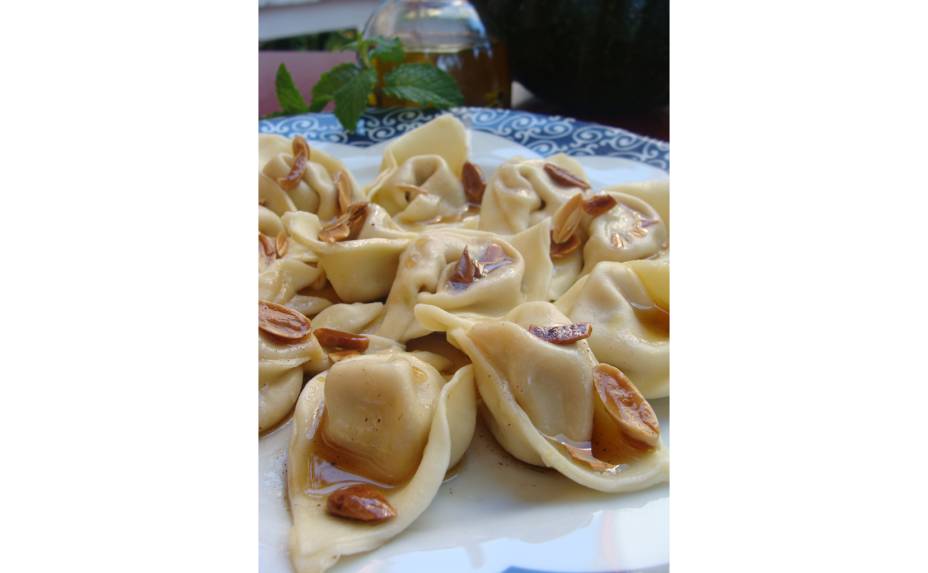 <strong>Restaurante Buttina (São Paulo):</strong> o restaurante paulistano especializado em culinária italiana preparou um cardápio especial para os namorados. Como entrada, será servido a Insalata de Quinua (R$15), um antepasto de quinua com ervilha, tomates frescos temperados com azeite de limão e servidos com torrada de hortelã. Já o prato principal será um Tortelli di Zucca (na foto; R$47), uma massa fresca recheada de abóbora, amêndoas e biscoito “amaretti” servida com manteiga e amêndoas. A sobremesa será um rocambole de goiabada calda também de goiabada, servido com sorvete de queijo cremoso e pequenas fatias de queijo branco caramelado (R$15). Além do menu especial, o Buttina oferece na data os pratos do cardápio completo.<br /> <br /> <strong>Onde:</strong> Rua João Moura, 976, Pinheiros, São Paulo/SP <strong>Horário de funcionamento: </strong>das 12h às 15h e das 20h às 24h <strong>Telefone:</strong> (11) 3083-5991 <strong>Restaurante Buttina (São Paulo):</strong> o restaurante paulistano especializado em culinária italiana preparou um cardápio especial para os namorados. Como entrada, será servido a Insalata de Quinua (R$15), um antepasto de quinua com ervilha, tomates frescos temperados com azeite de limão e servidos com torrada de hortelã. Já o prato principal será um Tortelli di Zucca (na foto; R$47), uma massa fresca recheada de abóbora, amêndoas e biscoito “amaretti” servida com manteiga e amêndoas. A sobremesa será um rocambole de goiabada calda também de goiabada, servido com sorvete de queijo cremoso e pequenas fatias de queijo branco caramelado (R$15). Além do menu especial, o Buttina oferece na data os pratos do cardápio completo.<br /> <br /> <strong>Onde:</strong> Rua João Moura, 976, Pinheiros, São Paulo/SP <strong>Horário de funcionamento: </strong>das 12h às 15h e das 20h às 24h <strong>Telefone:</strong> (11) 3083-5991