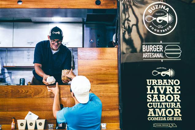 <strong>5. <a href="https://www.buzinafoodtruck.com/" target="_blank">Buzina Food Truck</a> - </strong>A rodar geralmente pelo eixo sul–oeste de <a href="https://viajeaqui.abril.com.br/cidades/br-sp-sao-paulo" target="_blank">São Paulo</a>, o food truck é pilotado por Jorge Gonzalez e Márcio Silva, que trouxeram experiências em restaurantes estrelados dentro e fora do país para suas inventivas receitas. É o caso do X-Buzina, com 150 gramas de angus com linguiça ibérica moída, cheddar e maionese artesanal dentro do pão brioche. <em>Cheque o paradeiro do dia no site</em> <strong>5. <a href="https://www.buzinafoodtruck.com/" target="_blank">Buzina Food Truck</a> - </strong>A rodar geralmente pelo eixo sul–oeste de <a href="https://viajeaqui.abril.com.br/cidades/br-sp-sao-paulo" target="_blank">São Paulo</a>, o food truck é pilotado por Jorge Gonzalez e Márcio Silva, que trouxeram experiências em restaurantes estrelados dentro e fora do país para suas inventivas receitas. É o caso do X-Buzina, com 150 gramas de angus com linguiça ibérica moída, cheddar e maionese artesanal dentro do pão brioche. <em>Cheque o paradeiro do dia no site</em>