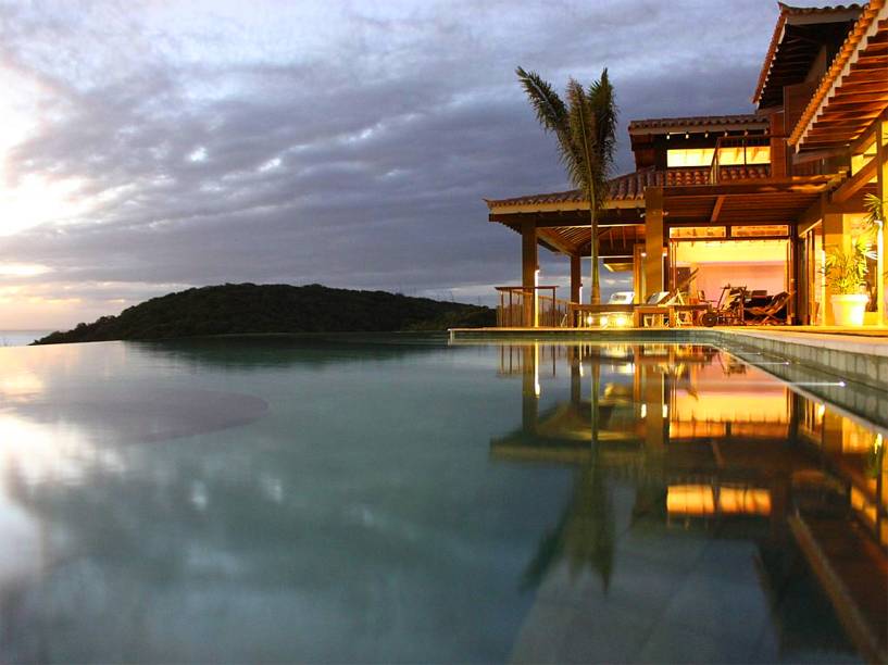 <strong><a href="https://viajeaqui.abril.com.br/cidades/br-rj-buzios" rel="Búzios" target="_self">Búzios</a>, <a href="https://viajeaqui.abril.com.br/estados/br-rio-de-janeiro" rel="Rio de Janeiro" target="_self">Rio de Janeiro</a></strong> Com praias cheias de personalidade, a cidade encanta os visitantes, sobretudo estrangeiros. A casa acima tem um bônus: serviu de locação para o filme nacional "O Candidato Honesto", com Leandro Hassum. O local é sossegado e extremamente espaçoso, ideal para casais em busca de festas mais grandiosas. <strong><a href="https://www.aluguetemporada.com.br/imovel/p3753067?uni_id=3767825#amenities" rel="Alugue aqui" target="_blank">Alugue aqui</a></strong> <em><a href="https://www.booking.com/city/br/buzios.pt-br.html?aid=332455&label=viagemabril-lugares-incr%C3%ADveis-para-casar" rel="Veja preços de hotéis em Búzios no Booking.com" target="_blank">Veja preços de hotéis em Búzios no Booking.com</a></em> <strong><a href="https://viajeaqui.abril.com.br/cidades/br-rj-buzios" rel="Búzios" target="_self">Búzios</a>, <a href="https://viajeaqui.abril.com.br/estados/br-rio-de-janeiro" rel="Rio de Janeiro" target="_self">Rio de Janeiro</a></strong> Com praias cheias de personalidade, a cidade encanta os visitantes, sobretudo estrangeiros. A casa acima tem um bônus: serviu de locação para o filme nacional "O Candidato Honesto", com Leandro Hassum. O local é sossegado e extremamente espaçoso, ideal para casais em busca de festas mais grandiosas. <strong><a href="https://www.aluguetemporada.com.br/imovel/p3753067?uni_id=3767825#amenities" rel="Alugue aqui" target="_blank">Alugue aqui</a></strong> <em><a href="https://www.booking.com/city/br/buzios.pt-br.html?aid=332455&label=viagemabril-lugares-incr%C3%ADveis-para-casar" rel="Veja preços de hotéis em Búzios no Booking.com" target="_blank">Veja preços de hotéis em Búzios no Booking.com</a></em>