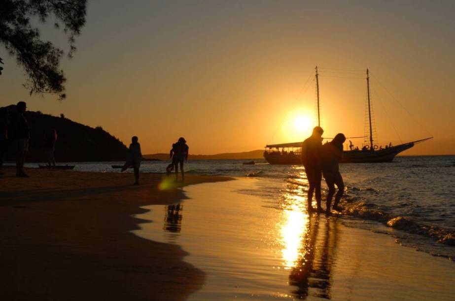 Uma das paradas do passeio de escuna é a <a href="https://viajeaqui.abril.com.br/estabelecimentos/br-rj-buzios-atracao-da-tartaruga" rel="Praia da Tartaruga" target="_blank">Praia da Tartaruga</a>. Entre as melhores para as crianças, tem mar calmo e tido como um dos mais quentes da cidade de <a href="https://viajeaqui.abril.com.br/cidades/br-rj-buzios" rel="Búzios (RJ)" target="_blank">Búzios (RJ)</a>