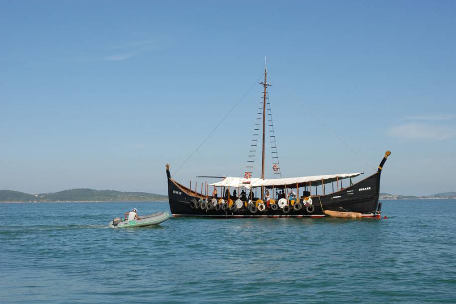 O passeio de catamarã segue o mesmo roteiro do de escuna, passando pelas praias da Armação, Azeda, João Fernandes, dos Amores, e as ilhas Branca e Feia O passeio de catamarã segue o mesmo roteiro do de escuna, passando pelas praias da Armação, Azeda, João Fernandes, dos Amores, e as ilhas Branca e Feia