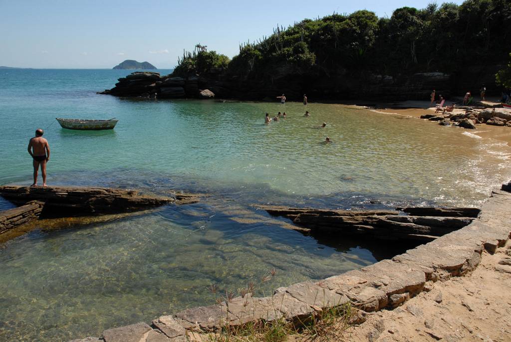 Uma das atrações da <a href="https://viajeaqui.abril.com.br/estabelecimentos/br-rj-buzios-atracao-azedinha" rel="Praia Azedinha" target="_blank">Praia Azedinha</a> são os barcos adaptados que servem como bares e as piscinas naturais formadas pelas rochas nos cantos