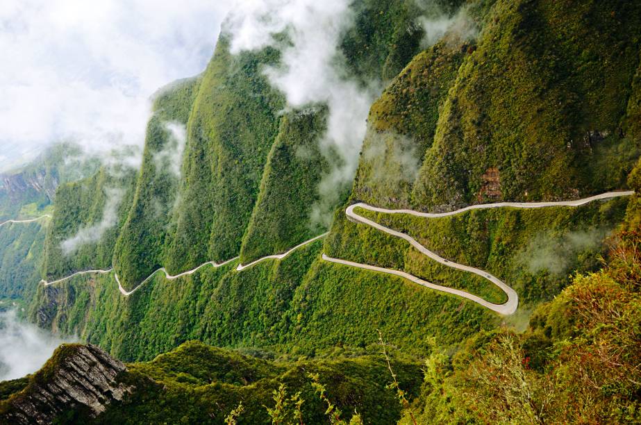 Vista assim do alto, parece um autorama radical pendurado nas montanhas. E até que é. A <a href="https://viajeaqui.abril.com.br/estabelecimentos/br-sc-bom-jardim-da-serra-atracao-serra-do-rio-do-rastro" target="_blank">estrada da serra do Rio do Rastro</a>, em <a href="https://viajeaqui.abril.com.br/estados/br-santa-catarina" target="_blank">Santa Catarina</a>, tem mais de 250 curvas espetacularmente fechadas, em 8 quilômetros de um caminho estreito para danar. As subidas enfezadas fervem os carros mais fracotes, mas recompensam quem chega lá no fim do caminho, a 1400 metros de altitude, em <a href="https://viajeaqui.abril.com.br/cidades/br-sc-bom-jardim-da-serra" target="_blank">Bom Jardim da Serra</a>. Quando a neblina não aparece antes, ver o esplendor daquela montanha toda provoca até uns surtos ufanistas Vista assim do alto, parece um autorama radical pendurado nas montanhas. E até que é. A <a href="https://viajeaqui.abril.com.br/estabelecimentos/br-sc-bom-jardim-da-serra-atracao-serra-do-rio-do-rastro" target="_blank">estrada da serra do Rio do Rastro</a>, em <a href="https://viajeaqui.abril.com.br/estados/br-santa-catarina" target="_blank">Santa Catarina</a>, tem mais de 250 curvas espetacularmente fechadas, em 8 quilômetros de um caminho estreito para danar. As subidas enfezadas fervem os carros mais fracotes, mas recompensam quem chega lá no fim do caminho, a 1400 metros de altitude, em <a href="https://viajeaqui.abril.com.br/cidades/br-sc-bom-jardim-da-serra" target="_blank">Bom Jardim da Serra</a>. Quando a neblina não aparece antes, ver o esplendor daquela montanha toda provoca até uns surtos ufanistas