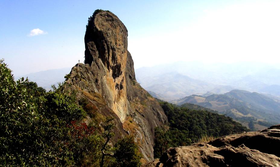 Localizado em uma região privilegiada da Serra da Mantiqueira, que abrange os territórios de <a href="https://viajeaqui.abril.com.br/cidades/br-sp-campos-do-jordao" rel="Campos do Jordão" target="_self">Campos do Jordão</a>, <a href="https://viajeaqui.abril.com.br/cidades/br-sp-sao-bento-do-sapucai" rel="São Bento do Sapucaí" target="_self">São Bento do Sapucaí</a> e <a href="https://viajeaqui.abril.com.br/cidades/br-sp-santo-antonio-do-pinhal" rel="Santo Anônio do Pinhal" target="_self">Santo Anônio do Pinhal</a>, a <a href="https://viajeaqui.abril.com.br/estabelecimentos/br-sp-sao-bento-do-sapucai-atracao-pedra-do-bau" rel="Pedra do Baú" target="_self"><strong>Pedra do Baú</strong></a> é uma das atrações mais procuradas por turistas aventureiros, que exploram a natureza exuberante através do <em>trekking</em>