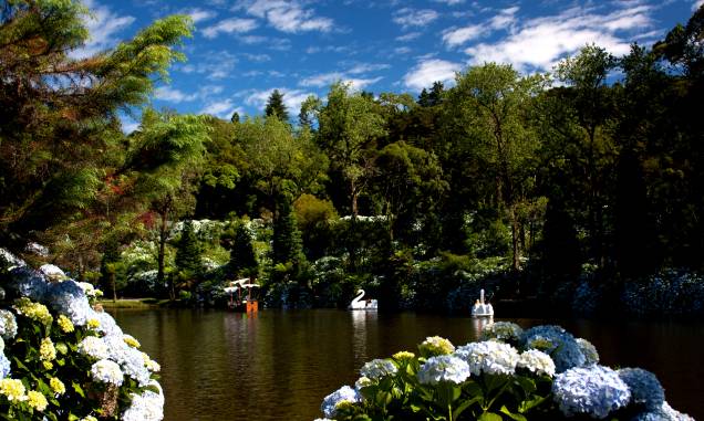 Com árvores trazidas da Floresta Negra, na Alemanha, o Lago Negro é um dos cartões-postais de Gramado Com árvores trazidas da Floresta Negra, na Alemanha, o Lago Negro é um dos cartões-postais de Gramado