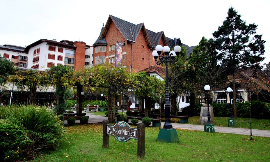 <a href="https://viajeaqui.abril.com.br/cidades/br-rs-gramado" rel="1. Gramado (RS)" target="_self"><strong>2. Gramado (RS)</strong></a> Aqui, a arquitetura enxaimel de diversas casas e estabelecimentos transporta o visitante a uma incrível atmosfera, digna de cidades da <a href="https://viajeaqui.abril.com.br/paises/suica" rel="Suíça" target="_self">Suíça</a> e da <a href="https://viajeaqui.abril.com.br/paises/alemanha" rel="Alemanha" target="_self">Alemanha</a> <a href="https://viajeaqui.abril.com.br/cidades/br-rs-gramado" rel="1. Gramado (RS)" target="_self"><strong>2. Gramado (RS)</strong></a> Aqui, a arquitetura enxaimel de diversas casas e estabelecimentos transporta o visitante a uma incrível atmosfera, digna de cidades da <a href="https://viajeaqui.abril.com.br/paises/suica" rel="Suíça" target="_self">Suíça</a> e da <a href="https://viajeaqui.abril.com.br/paises/alemanha" rel="Alemanha" target="_self">Alemanha</a>