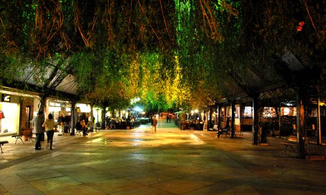 <strong><a href="https://viajeaqui.abril.com.br/estabelecimentos/br-rs-gramado-atracao-rua-coberta" rel="1. Rua Coberta " target="_self">1. Rua Coberta </a></strong> Protegida por um telhado de vidro, reúne bares, restaurantes e lojinhas em uma área charmosa com menos de 100 m de comprimento. <strong><a href="https://viajeaqui.abril.com.br/estabelecimentos/br-rs-gramado-atracao-rua-coberta" rel="1. Rua Coberta " target="_self">1. Rua Coberta </a></strong> Protegida por um telhado de vidro, reúne bares, restaurantes e lojinhas em uma área charmosa com menos de 100 m de comprimento.
