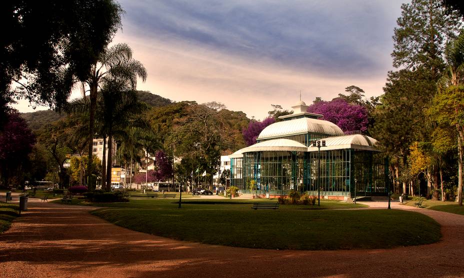 <strong><a href="https://viajeaqui.abril.com.br/cidades/br-rj-petropolis" rel="9. Petrópolis (RJ) " target="_self">9. Petrópolis (RJ) </a></strong> Belezas no entorno de atrações importantes, como o <strong><a href="https://viajeaqui.abril.com.br/estabelecimentos/br-rj-petropolis-atracao-palacio-de-cristal" rel="Palácio de Cristal" target="_self">Palácio de Cristal</a></strong> (foto), fazem com que o turista entenda a fascinação de Dom Pedro II pela região <strong><a href="https://viajeaqui.abril.com.br/cidades/br-rj-petropolis" rel="9. Petrópolis (RJ) " target="_self">9. Petrópolis (RJ) </a></strong> Belezas no entorno de atrações importantes, como o <strong><a href="https://viajeaqui.abril.com.br/estabelecimentos/br-rj-petropolis-atracao-palacio-de-cristal" rel="Palácio de Cristal" target="_self">Palácio de Cristal</a></strong> (foto), fazem com que o turista entenda a fascinação de Dom Pedro II pela região