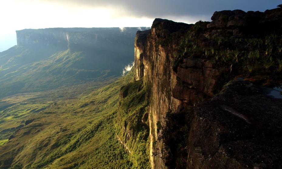 Imponente, misterioso e que já inspirou diversas histórias. Assim é o <a href="https://viajeaqui.abril.com.br/estabelecimentos/br-rr-boa-vista-atracao-do-monte-roraima" rel="Monte Roraima" target="_self"><strong>Monte Roraima</strong></a>, formado por enormes chapadas compostas por paredões de granito a uma impressionante altura de 2700 metros. Por aqui, os turistas gostam de se arriscar em atividades como <em>trekking</em>