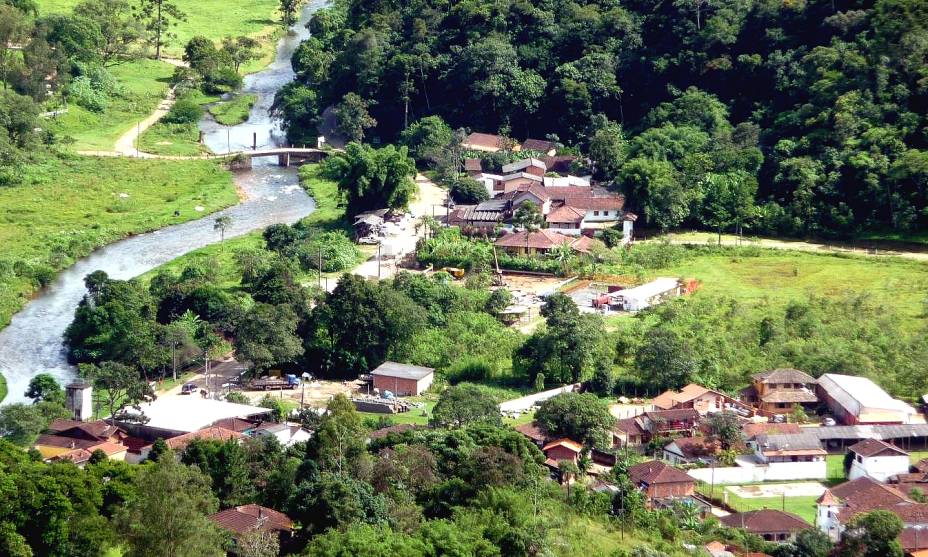 <strong><a href="https://viajeaqui.abril.com.br/cidades/br-rj-visconde-de-maua" rel="15. Visconde de Mauá (RJ)" target="_self">15. Visconde de Mauá (RJ)</a></strong> Localizada entre o <a href="https://viajeaqui.abril.com.br/estados/br-rio-de-janeiro" rel="Rio de Janeiro" target="_self">Rio de Janeiro</a> e <a href="https://viajeaqui.abril.com.br/estados/br-minas-gerais" rel="Minas Gerais" target="_self">Minas Gerais</a>, essa bela cidade recebeu uma mescla de imigrantes, que marcam a cidade com elementos de culturas como a polonesa, austríaca e portuguesa <strong><a href="https://viajeaqui.abril.com.br/cidades/br-rj-visconde-de-maua" rel="15. Visconde de Mauá (RJ)" target="_self">15. Visconde de Mauá (RJ)</a></strong> Localizada entre o <a href="https://viajeaqui.abril.com.br/estados/br-rio-de-janeiro" rel="Rio de Janeiro" target="_self">Rio de Janeiro</a> e <a href="https://viajeaqui.abril.com.br/estados/br-minas-gerais" rel="Minas Gerais" target="_self">Minas Gerais</a>, essa bela cidade recebeu uma mescla de imigrantes, que marcam a cidade com elementos de culturas como a polonesa, austríaca e portuguesa