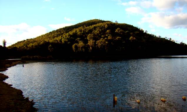 Segundo o IBGE (Instituto Brasileiro de Geografia e Estatística), a altitude máxima da cidade é de 1628 metros. Para comprovar, suba o <a href="https://viajeaqui.abril.com.br/estabelecimentos/br-sp-campos-do-jordao-atracao-pico-do-itapeva" target="_blank">Pico do Itapeva</a> (foto) (do tupi, <em>Pedra Achatada</em>), que fica a 35 metros da divisa com <a href="https://viajeaqui.abril.com.br/cidades/br-sp-pindamonhangaba" target="_blank">Pindamonhangaba</a>, para observar os cenários da elevação rochosa de 2030 metros de altitude. Ali do alto, é possível observar, em dias de céu azul, 15 cidades da região do Vale do Paraíba. No topo há antenas retransmissoras e um laboratório de pesquisa de raios montado pela Força Aérea Brasileira Segundo o IBGE (Instituto Brasileiro de Geografia e Estatística), a altitude máxima da cidade é de 1628 metros. Para comprovar, suba o <a href="https://viajeaqui.abril.com.br/estabelecimentos/br-sp-campos-do-jordao-atracao-pico-do-itapeva" target="_blank">Pico do Itapeva</a> (foto) (do tupi, <em>Pedra Achatada</em>), que fica a 35 metros da divisa com <a href="https://viajeaqui.abril.com.br/cidades/br-sp-pindamonhangaba" target="_blank">Pindamonhangaba</a>, para observar os cenários da elevação rochosa de 2030 metros de altitude. Ali do alto, é possível observar, em dias de céu azul, 15 cidades da região do Vale do Paraíba. No topo há antenas retransmissoras e um laboratório de pesquisa de raios montado pela Força Aérea Brasileira
