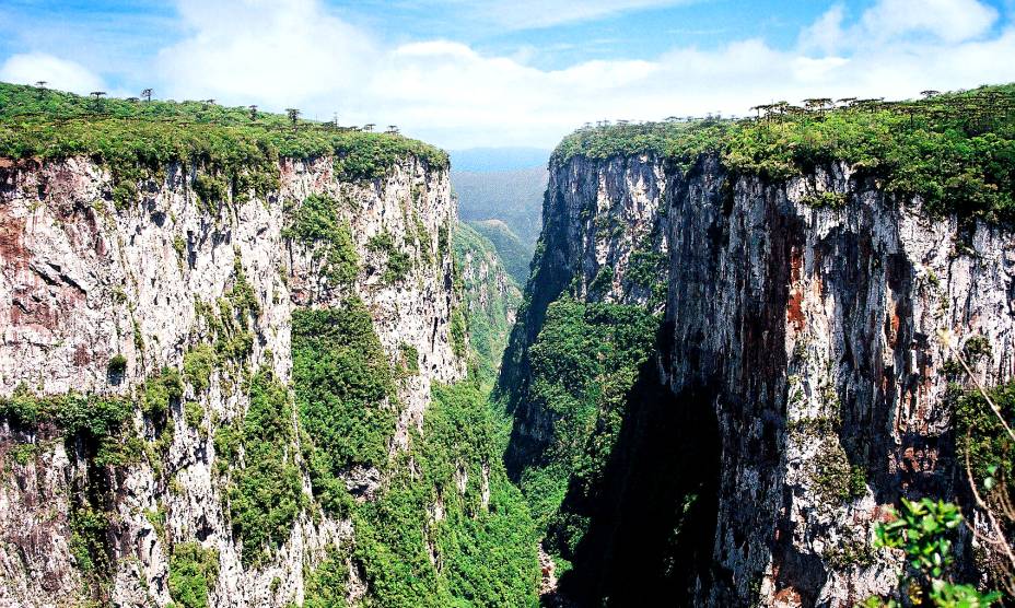 <strong><a href="https://viajeaqui.abril.com.br/cidades/br-rs-cambara-do-sul" rel="20. Cambará do Sul (RS)" target="_self">20. Cambará do Sul (RS)</a></strong>                Cambará abriga dois dos mais lindos do país: o <strong><a href="https://viajeaqui.abril.com.br/estabelecimentos/br-rs-cambara-do-sul-atracao-canion-do-itaimbezinho" rel="Itaimbezinho" target="_self">Itaimbezinho</a></strong> (foto) e o <a href="https://viajeaqui.abril.com.br/estabelecimentos/br-rs-cambara-do-sul-atracao-canion-da-fortaleza" rel="Fortaleza" target="_self">Fortaleza</a>, com parques acoplados repletos de boas trilhas