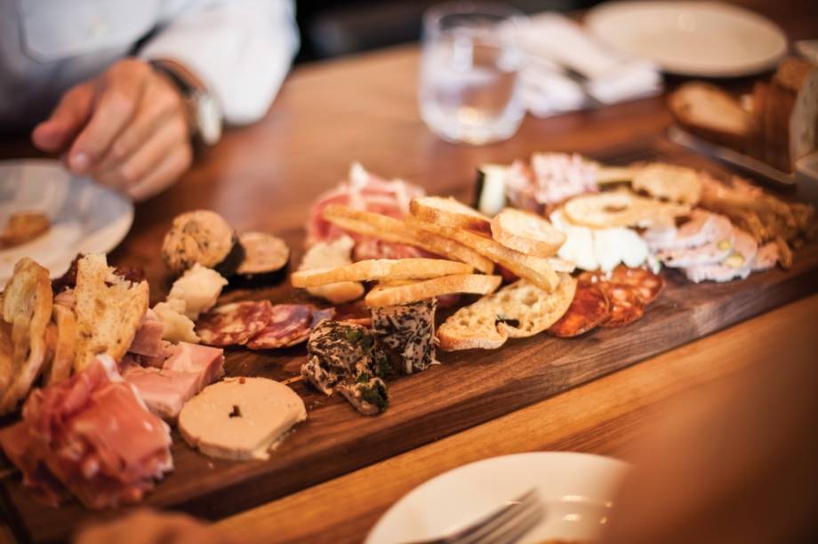 Embutidos e queijos são ingredientes básicos da cozinha quebecois, onde o clima gelado sempre obrigou os habitantes, nativos, franceses e ingleses, a buscar novas formas de conservação dos alimentos. Aqui, uma mesa de frios do Hambar Restaurant Bar
