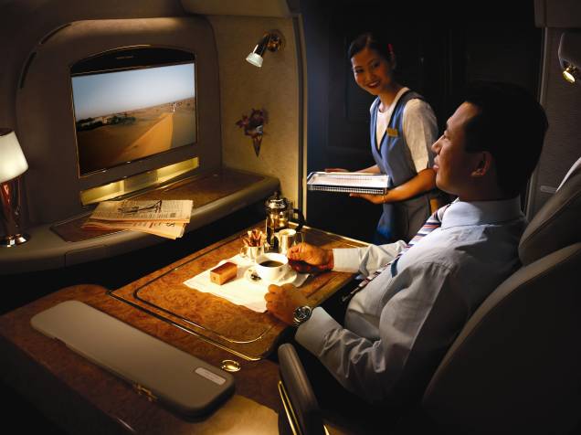 Com mais de 1400 canais de filmes, séries de TV e música, o ICE da Emirates foi escolhido pela nona vez consecutiva o melhor sistema de entretenimento de bordo pela World Airline Awards Com mais de 1400 canais de filmes, séries de TV e música, o ICE da Emirates foi escolhido pela nona vez consecutiva o melhor sistema de entretenimento de bordo pela World Airline Awards