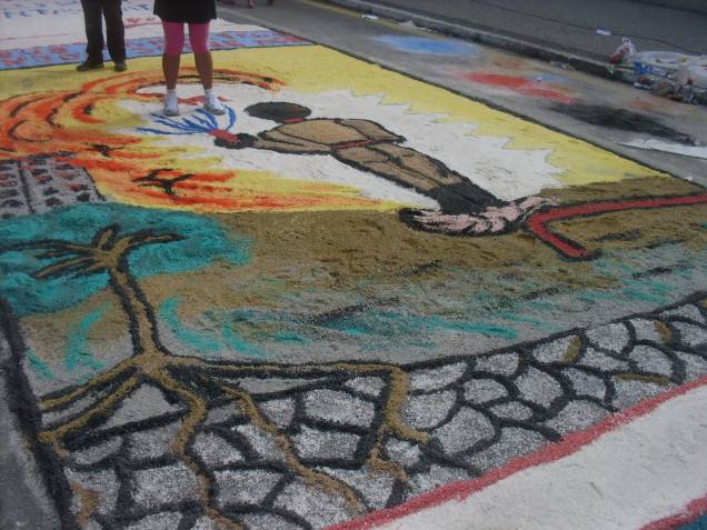 <a href="https://viajeaqui.abril.com.br/cidades/br-rj-cabo-frio" rel="Cabo Frio – RJ" target="_blank"><strong>Cabo Frio – RJ</strong></a>O diferencial dos tapetes de Cabo Frio é que eles não são feitos de serragem e tampinhas, mas sim de sal grosso colorido artificialmente e tecido TNT. Na noite da véspera do dia de Corpus Christi os voluntários que se inscreveram para participar começam a enfeitar as ruas e todos os moradores e turistas aproveitam para admirar o trabalho e curtir várias atrações musicais. <a href="https://viajeaqui.abril.com.br/cidades/br-rj-cabo-frio" rel="Cabo Frio – RJ" target="_blank"><strong>Cabo Frio – RJ</strong></a>O diferencial dos tapetes de Cabo Frio é que eles não são feitos de serragem e tampinhas, mas sim de sal grosso colorido artificialmente e tecido TNT. Na noite da véspera do dia de Corpus Christi os voluntários que se inscreveram para participar começam a enfeitar as ruas e todos os moradores e turistas aproveitam para admirar o trabalho e curtir várias atrações musicais.