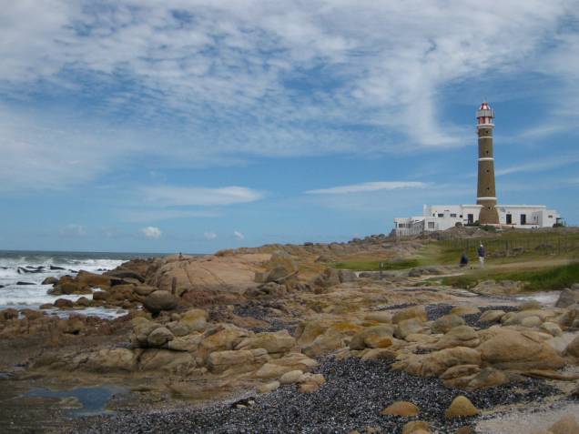 <strong>Cabo Polonio, Uruguai</strong>Isolado por dunas, Cabo Polonio configura-se em um destino singular na costa do <strong><a href="https://viajeaqui.abril.com.br/paises/uruguai" rel="Uruguai" target="_blank">Uruguai</a></strong>. Originalmente uma pequena vila de pescadores, esse pitoresco povoado litorâneo, cuja área é protegida como Parque Nacional, não conta com energia elétrica, mas a maioria das casas tem gerador. As três ilhas ao longo de sua costa abrigam uma importante reserva de lobos-marinhos. De seu farol, intermináveis entardeceres são contemplados por quem busca tranquilidade e isolamento <strong>Cabo Polonio, Uruguai</strong>Isolado por dunas, Cabo Polonio configura-se em um destino singular na costa do <strong><a href="https://viajeaqui.abril.com.br/paises/uruguai" rel="Uruguai" target="_blank">Uruguai</a></strong>. Originalmente uma pequena vila de pescadores, esse pitoresco povoado litorâneo, cuja área é protegida como Parque Nacional, não conta com energia elétrica, mas a maioria das casas tem gerador. As três ilhas ao longo de sua costa abrigam uma importante reserva de lobos-marinhos. De seu farol, intermináveis entardeceres são contemplados por quem busca tranquilidade e isolamento