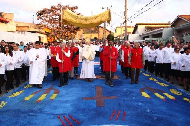 <a href="https://viajeaqui.abril.com.br/cidades/br-sp-cacapava" rel="Caçapava (SP)" target="_blank"><strong>Caçapava (SP)</strong></a>A celebração de Corpus Christi, que acontece na cidade desde 1963, começa no dia 7 de junho com a montagem dos tapetes e quadros de três quilômetros de extensão, decorados com areia colorida. A procissão, marcada para as 17h, sairá do Santuário de Santo Antonio (Praça Santo Antonio, S/N - Vera Cruz), parando na Igreja Matriz de São João Batista para a bênção solene do Santíssimo Sacramento e depois seguindo para a Igreja São Benedito (Campo do Padre), onde será celebrada missa de encerramento <a href="https://viajeaqui.abril.com.br/cidades/br-sp-cacapava" rel="Caçapava (SP)" target="_blank"><strong>Caçapava (SP)</strong></a>A celebração de Corpus Christi, que acontece na cidade desde 1963, começa no dia 7 de junho com a montagem dos tapetes e quadros de três quilômetros de extensão, decorados com areia colorida. A procissão, marcada para as 17h, sairá do Santuário de Santo Antonio (Praça Santo Antonio, S/N - Vera Cruz), parando na Igreja Matriz de São João Batista para a bênção solene do Santíssimo Sacramento e depois seguindo para a Igreja São Benedito (Campo do Padre), onde será celebrada missa de encerramento