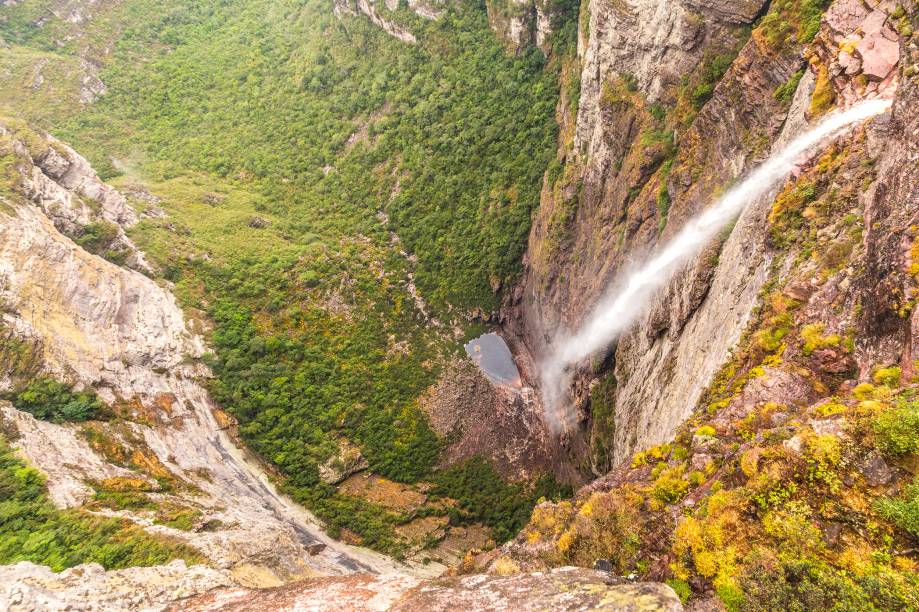 <strong>11. Cachoeira da Fumaça (Vale do Capão) </strong>Uma fina cortina de água despenca por uma abertura do paredão e vira um spray antes mesmo de tocar o chão. A caminhada de 2h (6km) até o alto da cachoeira é chatinha, com muitas pedras, nenhuma sombra e terreno íngreme. Mas não desanime! Vale a pena. Quem não estiver acostumado com trilhas, o recomendável é contratar um guia da <a href="https://acvvc.org/" target="_blank" rel="noopener">ACV</a>–<a href="https://acvvc.org/" target="_blank" rel="noopener">Vale do Capão</a>. <em><a href="https://www.booking.com/searchresults.pt-br.html?aid=332455&lang=pt-br&sid=eedbe6de09e709d664615ac6f1b39a5d&sb=1&src=searchresults&src_elem=sb&error_url=https%3A%2F%2Fwww.booking.com%2Fsearchresults.pt-br.html%3Faid%3D332455%3Bsid%3Deedbe6de09e709d664615ac6f1b39a5d%3Bcity%3D-656323%3Bclass_interval%3D1%3Bdest_id%3D-637051%3Bdest_type%3Dcity%3Bdtdisc%3D0%3Bfrom_sf%3D1%3Bgroup_adults%3D2%3Bgroup_children%3D0%3Binac%3D0%3Bindex_postcard%3D0%3Blabel_click%3Dundef%3Bno_rooms%3D1%3Boffset%3D0%3Bpostcard%3D0%3Braw_dest_type%3Dcity%3Broom1%3DA%252CA%3Bsb_price_type%3Dtotal%3Bsearch_selected%3D1%3Bsrc%3Dsearchresults%3Bsrc_elem%3Dsb%3Bss%3DChapada%252C%2520%25E2%2580%258BBahia%252C%2520%25E2%2580%258BBrasil%3Bss_all%3D0%3Bss_raw%3DChapada%2520Diamantina%3Bssb%3Dempty%3Bsshis%3D0%3Bssne_untouched%3DMucug%25C3%25AA%26%3B&ss=Vale+do+Cap%C3%A3o%2C+%E2%80%8BBahia%2C+%E2%80%8BBrasil&ssne=Chapada&ssne_untouched=Chapada&city=-637051&checkin_monthday=&checkin_month=&checkin_year=&checkout_monthday=&checkout_month=&checkout_year=&no_rooms=1&group_adults=2&group_children=0&highlighted_hotels=&from_sf=1&ss_raw=Vale+do+Cap%C3%A3o&ac_position=0&ac_langcode=xb&dest_id=900050209&dest_type=city&search_pageview_id=f405900abed1001e&search_selected=true&search_pageview_id=f405900abed1001e&ac_suggestion_list_length=5&ac_suggestion_theme_list_length=0" target="_blank" rel="noopener">Busque hospedagens no Vale do Capão</a></em>