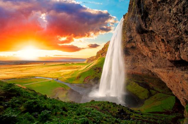 1. <a href="https://viajeaqui.abril.com.br/paises/islandia" rel="Islândia " target="_self"><strong>Islândia</strong></a>A Cachoeira de Seljalandsfoss fica ao sul da Islândia e é uma das mais conhecidas da ilha — um país que já é visitado, principalmente, por suas paisagens naturais estupefantes. Com sua queda de 60 metros sobre um paredão rochoso que forma uma pequena caverna, Seljalandsfoss é parte do rio que surge na base do vulcão Eyjafjallajokull. Você já deve ter ouvido falar dele: foi o vulcão que causou um caos aéreo mundial em 2010 por ter entrado em uma violenta erupção que cobriu parte do céu Europeu de cinzas 1. <a href="https://viajeaqui.abril.com.br/paises/islandia" rel="Islândia " target="_self"><strong>Islândia</strong></a>A Cachoeira de Seljalandsfoss fica ao sul da Islândia e é uma das mais conhecidas da ilha — um país que já é visitado, principalmente, por suas paisagens naturais estupefantes. Com sua queda de 60 metros sobre um paredão rochoso que forma uma pequena caverna, Seljalandsfoss é parte do rio que surge na base do vulcão Eyjafjallajokull. Você já deve ter ouvido falar dele: foi o vulcão que causou um caos aéreo mundial em 2010 por ter entrado em uma violenta erupção que cobriu parte do céu Europeu de cinzas