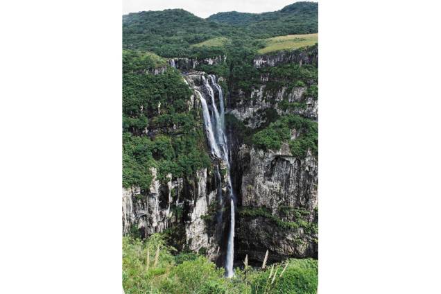 Para chegar à Cachoeira do Tigre Preto, no Parque Nacional da Serra Geral (RS/SC), basta caminhar por 800 m até o leito do rio, atravessá-lo (é rasinho e existem várias pedras que ajudam na travessia) e prosseguir mais um pouco em direção ao mirante com vista para a cachoeira Para chegar à Cachoeira do Tigre Preto, no Parque Nacional da Serra Geral (RS/SC), basta caminhar por 800 m até o leito do rio, atravessá-lo (é rasinho e existem várias pedras que ajudam na travessia) e prosseguir mais um pouco em direção ao mirante com vista para a cachoeira