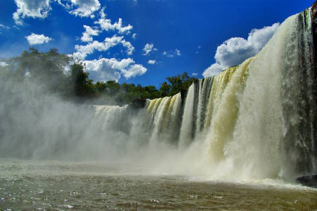 <a href="https://viajeaqui.abril.com.br/estabelecimentos/br-ma-carolina-atracao-chapada-das-mesas" rel="Chapada das Mesas" target="_blank"><strong>Chapada das Mesas</strong></a> A Cachoeira São Romão fica no Rio Farinha a 70km de Carolina. A proximidade só é dificultada por causa da estrada de terra esburacada, que exige ser atravessada por um veículo com tração nas 4 rodas <a href="https://viajeaqui.abril.com.br/estabelecimentos/br-ma-carolina-atracao-chapada-das-mesas" rel="Chapada das Mesas" target="_blank"><strong>Chapada das Mesas</strong></a> A Cachoeira São Romão fica no Rio Farinha a 70km de Carolina. A proximidade só é dificultada por causa da estrada de terra esburacada, que exige ser atravessada por um veículo com tração nas 4 rodas