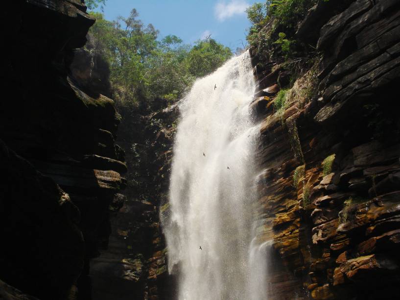 <strong>6. Cachoeira dos Mosquitos (Lençóis)</strong> É preciso caminhar 15 minutos desde o estacionamento para chegar à Cachoeira dos Mosquitos. Ela fica próxima à Serra das Paridas, onde já três sítios arqueológicos com pinturas rupestres.<em><a href="https://www.booking.com/searchresults.pt-br.html?aid=332455&lang=pt-br&sid=eedbe6de09e709d664615ac6f1b39a5d&sb=1&src=searchresults&src_elem=sb&error_url=https%3A%2F%2Fwww.booking.com%2Fsearchresults.pt-br.html%3Faid%3D332455%3Bsid%3Deedbe6de09e709d664615ac6f1b39a5d%3Bclass_interval%3D1%3Bdest_id%3D258312%3Bdest_type%3Dlandmark%3Bdtdisc%3D0%3Bfrom_sf%3D1%3Bgroup_adults%3D2%3Bgroup_children%3D0%3Binac%3D0%3Bindex_postcard%3D0%3Blabel_click%3Dundef%3Bmap%3D1%3Bno_rooms%3D1%3Boffset%3D0%3Bpostcard%3D0%3Braw_dest_type%3Dlandmark%3Broom1%3DA%252CA%3Bsb_price_type%3Dtotal%3Bsearch_selected%3D1%3Bsrc%3Dindex%3Bsrc_elem%3Dsb%3Bss%3DMorro%2520do%2520Pai%2520In%25C3%25A1cio%252C%2520%25E2%2580%258BLen%25C3%25A7%25C3%25B3is%252C%2520%25E2%2580%258BBahia%252C%2520%25E2%2580%258BBrasil%3Bss_all%3D0%3Bss_raw%3DMorro%2520do%2520Pai%2520In%25C3%25A1cio%3Bssb%3Dempty%3Bsshis%3D0%26%3B&ss=Len%C3%A7%C3%B3is%2C+%E2%80%8BBahia%2C+%E2%80%8BBrasil&ssne=Montanha+Pai+in%C3%A1cio&ssne_untouched=Montanha+Pai+in%C3%A1cio&checkin_monthday=&checkin_month=&checkin_year=&checkout_monthday=&checkout_month=&checkout_year=&no_rooms=1&group_adults=2&group_children=0&highlighted_hotels=&from_sf=1&ss_raw=Len%C3%A7%C3%B3is&ac_position=0&ac_langcode=xb&dest_id=-651759&dest_type=city&search_pageview_id=f9b98f58b0d50027&search_selected=true" target="_blank" rel="noopener">Busque hospedagens em Lençóis </a></em>