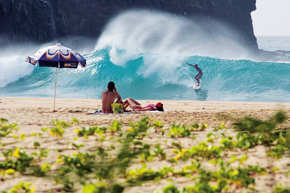 De dezembro a março, as ondas na praia <strong>Cacimba do Padre</strong>, em Fernando de Noronha, ficam tubulares De dezembro a março, as ondas na praia <strong>Cacimba do Padre</strong>, em Fernando de Noronha, ficam tubulares