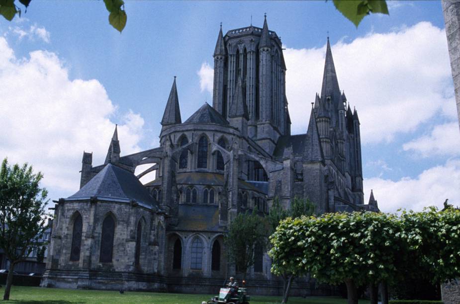 <strong>BRETANHA, NORMANDIA E <a href="https://viajeaqui.abril.com.br/cidades/franca-vale-do-loire" rel="VALE DO LOIRE" target="_blank">VALE DO LOIRE</a></strong> Sete noites, sendo a primeira e as três últimas em <a href="https://viajeaqui.abril.com.br/cidades/franca-paris" rel="Paris" target="_blank"><strong>Paris</strong></a>. Entre elas, passeia-se pelos portos de <strong>Rouen</strong> e <strong>Le Havre</strong>, a comuna de <strong>Caen (foto)</strong> e o monte S<a href="https://viajeaqui.abril.com.br/estabelecimentos/franca-costa-da-normandia-atracao-monte-saint-michel" rel="aint-Michel" target="_blank"><strong>aint-Michel</strong></a>, com pouso em <a href="https://viajeaqui.abril.com.br/cidades/franca-rennes" rel="Rennes" target="_blank"><strong>Rennes</strong></a>, na Bretanha. Antes de chegar à capital, vê-se a cidade medieval de <strong>Angers</strong>, os castelos do <a href="https://viajeaqui.abril.com.br/cidades/franca-vale-do-loire" rel="Vale do Loire" target="_blank"><strong>Vale do Loire</strong></a> e <strong>Tours</strong>. <strong>QUANDO:</strong> 14 ou 28 de setembro <strong>QUEM LEVA:</strong> A <a href="https://destine.com.br" rel="Destine" target="_blank"><strong>Destine</strong></a> (12/3911-5545) <strong>QUANTO:</strong> € 2 231 <strong>BRETANHA, NORMANDIA E <a href="https://viajeaqui.abril.com.br/cidades/franca-vale-do-loire" rel="VALE DO LOIRE" target="_blank">VALE DO LOIRE</a></strong> Sete noites, sendo a primeira e as três últimas em <a href="https://viajeaqui.abril.com.br/cidades/franca-paris" rel="Paris" target="_blank"><strong>Paris</strong></a>. Entre elas, passeia-se pelos portos de <strong>Rouen</strong> e <strong>Le Havre</strong>, a comuna de <strong>Caen (foto)</strong> e o monte S<a href="https://viajeaqui.abril.com.br/estabelecimentos/franca-costa-da-normandia-atracao-monte-saint-michel" rel="aint-Michel" target="_blank"><strong>aint-Michel</strong></a>, com pouso em <a href="https://viajeaqui.abril.com.br/cidades/franca-rennes" rel="Rennes" target="_blank"><strong>Rennes</strong></a>, na Bretanha. Antes de chegar à capital, vê-se a cidade medieval de <strong>Angers</strong>, os castelos do <a href="https://viajeaqui.abril.com.br/cidades/franca-vale-do-loire" rel="Vale do Loire" target="_blank"><strong>Vale do Loire</strong></a> e <strong>Tours</strong>. <strong>QUANDO:</strong> 14 ou 28 de setembro <strong>QUEM LEVA:</strong> A <a href="https://destine.com.br" rel="Destine" target="_blank"><strong>Destine</strong></a> (12/3911-5545) <strong>QUANTO:</strong> € 2 231