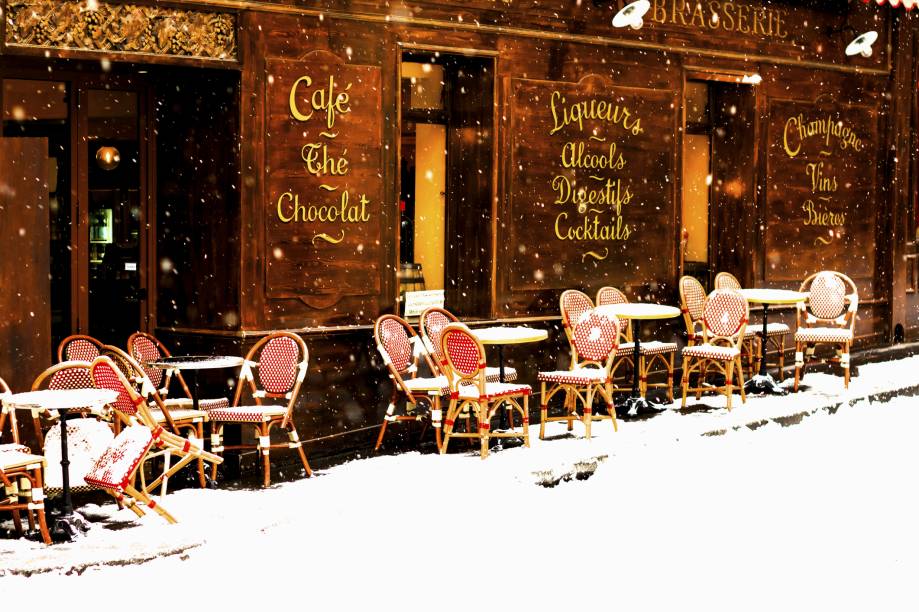 Uma das boas pedidas durante o frio parisiense é parar em um café para tomar uma bebida quentinha e se aquecer – para acompanhar, peça croissants e macarons, dois docinhos franceses tradicionais Uma das boas pedidas durante o frio parisiense é parar em um café para tomar uma bebida quentinha e se aquecer – para acompanhar, peça croissants e macarons, dois docinhos franceses tradicionais