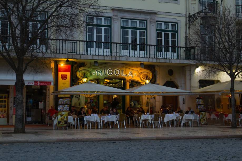 Os pais de Eça viveram durante muito tempo no prédio onde está esse <a href="/estabelecimentos/portugal-lisboa-restaurante-cafe-nicola" target="_blank" rel="noopener">café histórico</a>, de 1787, palco de encontros literários nos séculos 18 e 19. (Praça Dom Pedro IV, 24-25) Os pais de Eça viveram durante muito tempo no prédio onde está esse <a href="/estabelecimentos/portugal-lisboa-restaurante-cafe-nicola" target="_blank" rel="noopener">café histórico</a>, de 1787, palco de encontros literários nos séculos 18 e 19. (Praça Dom Pedro IV, 24-25)