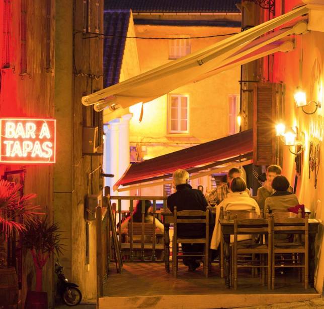 Caf&eacute; na &Icirc;le-Rousse, no norte da ilha&nbsp;