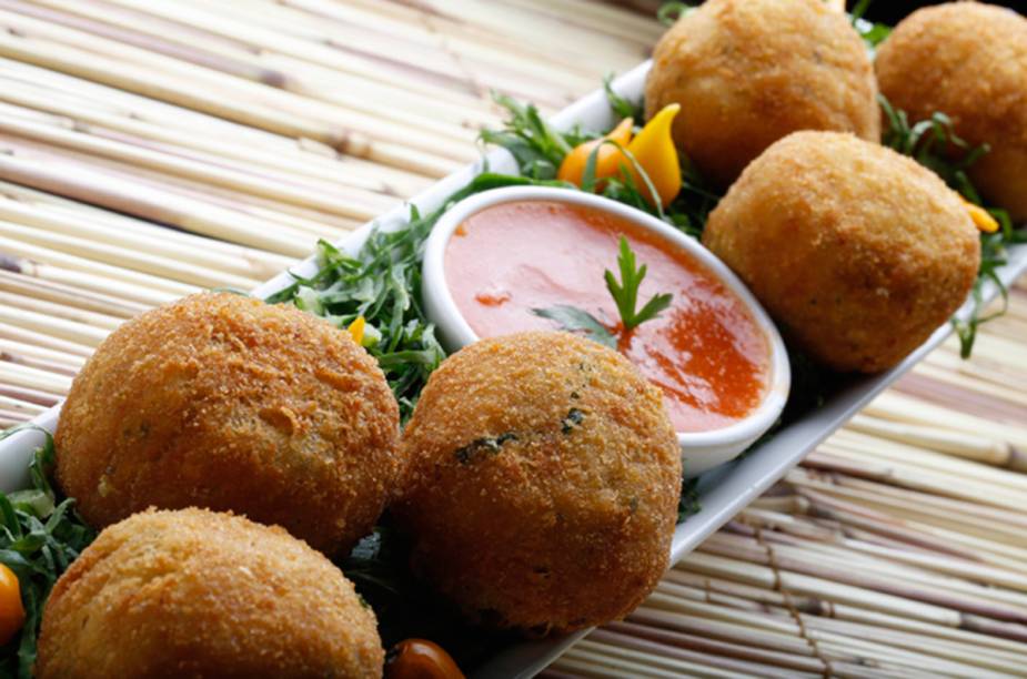 <a href="https://viajeaqui.abril.com.br/estabelecimentos/br-mg-belo-horizonte-restaurante-cafe-palhares" rel="Café Palhares - Belo Horizonte" target="_blank"><strong>Café Palhares - Belo Horizonte</strong></a>O Café Palhares entra na disputa com o tradicional Kaol: bolinho de arroz recheado com couve, linguiça e torresmo e acompanha molho da casa. O petisco é servido desde 1938. <a href="https://viajeaqui.abril.com.br/estabelecimentos/br-mg-belo-horizonte-restaurante-cafe-palhares" rel="Café Palhares - Belo Horizonte" target="_blank"><strong>Café Palhares - Belo Horizonte</strong></a>O Café Palhares entra na disputa com o tradicional Kaol: bolinho de arroz recheado com couve, linguiça e torresmo e acompanha molho da casa. O petisco é servido desde 1938.