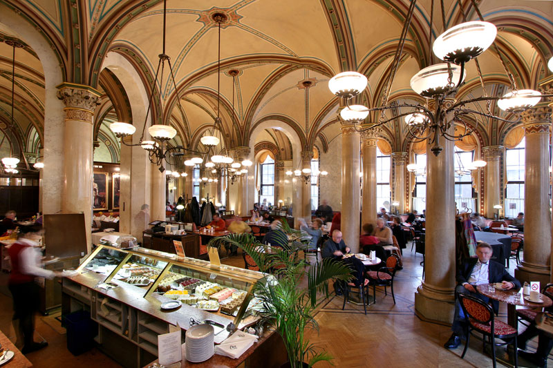 <strong>Cafe Central,  Viena</strong><br />    Um verdadeiro símbolo vienense, aberto em 1860, o<strong> <a href="https://viajeaqui.abril.com.br/estabelecimentos/austria-viena-restaurante-cafe-central" rel="Cafe Central" target="_self">Cafe Central</a></strong> reuniu escritores, artistas e a alta burguesia da cidade até o final do século 19. Até hoje você pode deliciar-se com uma taça do melhor <em>schawrzer</em> (café puro forte), de um<em> Kapuziner</em> (café com chantilly) ou de um <em>franziskaner</em> (café claro com chantilly, servido em taça grande).<br />    <br />    Sigmund Freud, Leon Trotzki e Gustav Klimt tiveram assento cativo em suas mesas. Durante muito tempo foi chamado "universidade do xadrez", porque em suas mesas se disputavam grandes partidas entre os aficionados deste jogo. Sua decoração neorrenascentista se conserva praticamente inalterada, assim como a sua confeitaria que valoriza os sabores mais tradicionais e autênticos da <em>pâtisserie</em> austríaca, como o <em>apfelstrudel</em> (strudel de maçã)