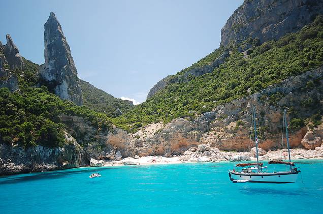 <strong>Cala Goloritze</strong> Quase escondida no nordeste da Sardenha, além de atrair turistas comuns, como famílias e crianças, Cala Goloritze é muito apreciada por alpinistas. Os morros de pedra calcária que envolvem a praia também são atração. As águas claras, que têm uma temperatura agradável, são ideais para mergulho com snorkel. Já as pedras, são o paraíso para os amantes de escalada e caminhada. <a href="https://www.booking.com/searchresults.en-gb.html?aid=332455&lang=en-gb&sid=eedbe6de09e709d664615ac6f1b39a5d&sb=1&src=index&src_elem=sb&error_url=https%3A%2F%2Fwww.booking.com%2Findex.en-gb.html%3Faid%3D332455%3Bsid%3Deedbe6de09e709d664615ac6f1b39a5d%3Bsb_price_type%3Dtotal%26%3B&ss=Baunei%2C+%E2%80%8BSardinia%2C+%E2%80%8BItaly&checkin_monthday=&checkin_month=&checkin_year=&checkout_monthday=&checkout_month=&checkout_year=&no_rooms=1&group_adults=2&group_children=0&from_sf=1&ss_raw=Bauney+&ac_position=0&ac_langcode=en&dest_id=-111354&dest_type=city&place_id_lat=40.033298&place_id_lon=9.66667&search_pageview_id=04199039c5720521&search_selected=true&search_pageview_id=04199039c5720521&ac_suggestion_list_length=2&ac_suggestion_theme_list_length=0&district_sel=0&airport_sel=0&landmark_sel=0" target="_blank" rel="noopener"><em>Busque hospedagens em Bauney no Booking.com</em></a> <strong>Cala Goloritze</strong> Quase escondida no nordeste da Sardenha, além de atrair turistas comuns, como famílias e crianças, Cala Goloritze é muito apreciada por alpinistas. Os morros de pedra calcária que envolvem a praia também são atração. As águas claras, que têm uma temperatura agradável, são ideais para mergulho com snorkel. Já as pedras, são o paraíso para os amantes de escalada e caminhada. <a href="https://www.booking.com/searchresults.en-gb.html?aid=332455&lang=en-gb&sid=eedbe6de09e709d664615ac6f1b39a5d&sb=1&src=index&src_elem=sb&error_url=https%3A%2F%2Fwww.booking.com%2Findex.en-gb.html%3Faid%3D332455%3Bsid%3Deedbe6de09e709d664615ac6f1b39a5d%3Bsb_price_type%3Dtotal%26%3B&ss=Baunei%2C+%E2%80%8BSardinia%2C+%E2%80%8BItaly&checkin_monthday=&checkin_month=&checkin_year=&checkout_monthday=&checkout_month=&checkout_year=&no_rooms=1&group_adults=2&group_children=0&from_sf=1&ss_raw=Bauney+&ac_position=0&ac_langcode=en&dest_id=-111354&dest_type=city&place_id_lat=40.033298&place_id_lon=9.66667&search_pageview_id=04199039c5720521&search_selected=true&search_pageview_id=04199039c5720521&ac_suggestion_list_length=2&ac_suggestion_theme_list_length=0&district_sel=0&airport_sel=0&landmark_sel=0" target="_blank" rel="noopener"><em>Busque hospedagens em Bauney no Booking.com</em></a>