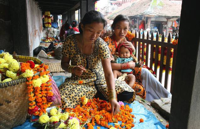 Confluência das culturas muçulmana, budista e hindu, o comércio de rua da capital do Nepal tem um charme todo especial. Junto com a menina que vende flores para oferendas aos deuses indianos está um rapaz vendendo moderníssimos artigos usados para trekking e montanhismo. Cafés que oferecem internet para quem passou as últimas semanas isolado no acampamento-base do Everest estão ombro a ombro com barracas com produtos que você nem imagina o que são. De vez em quando, é melhor nem ficar sabendo Confluência das culturas muçulmana, budista e hindu, o comércio de rua da capital do Nepal tem um charme todo especial. Junto com a menina que vende flores para oferendas aos deuses indianos está um rapaz vendendo moderníssimos artigos usados para trekking e montanhismo. Cafés que oferecem internet para quem passou as últimas semanas isolado no acampamento-base do Everest estão ombro a ombro com barracas com produtos que você nem imagina o que são. De vez em quando, é melhor nem ficar sabendo