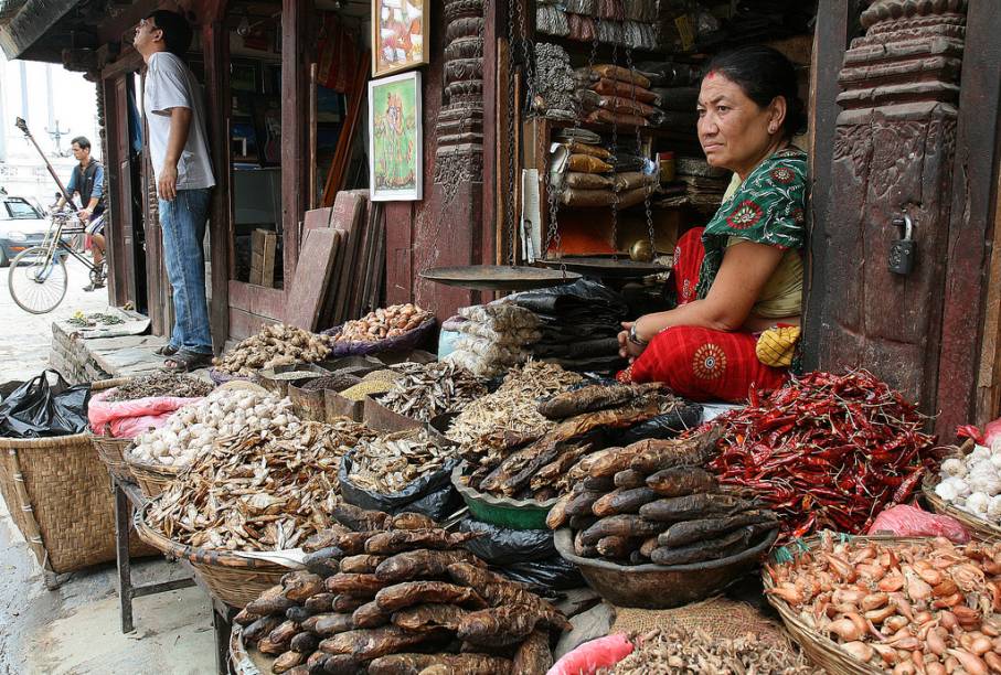 <strong>Khatmandu, Nepal </strong>(cont.)Senhora vendendo produtos no mercado de Khatmandu <strong>Khatmandu, Nepal </strong>(cont.)Senhora vendendo produtos no mercado de Khatmandu