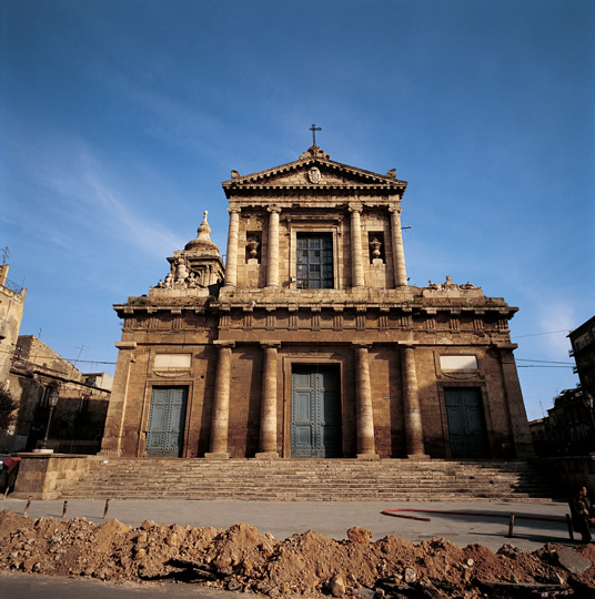 <strong>O Duomo de Caltanissetta</strong>É em torno desta bela catedral que se realiza uma procissão onde a teatralidade italiana se faz presente em detalhes que remontam a ritos ancestrais.É a <em>Real Maestranza</em> (maestranza define as antigas corporações profissionais: carpinteiros, marceneiros,açougueiros e vários outros, que exerciam grande influência na sociedade local)