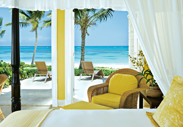 Cama com dossel e vista para o Caribe no Tortuga Bay Punta Cana Resort