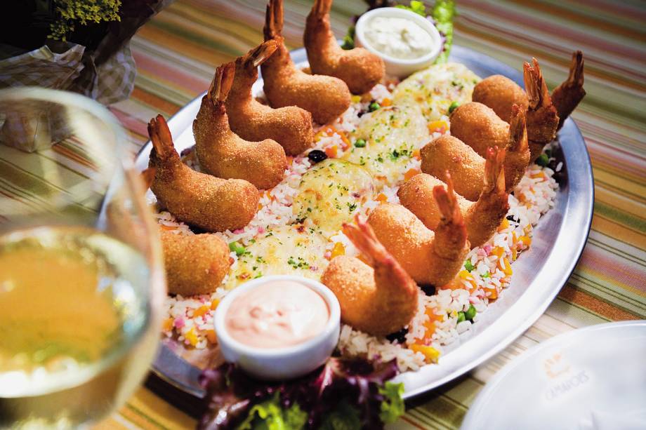 Camarão do chef, feito à milanesa e servido sobre arroz cremoso de manjericão, gratinado com molho de tomate, orégano e queijo mussarela, servido no Restaurante Camarões, em Natal, Rio Grande do Norte