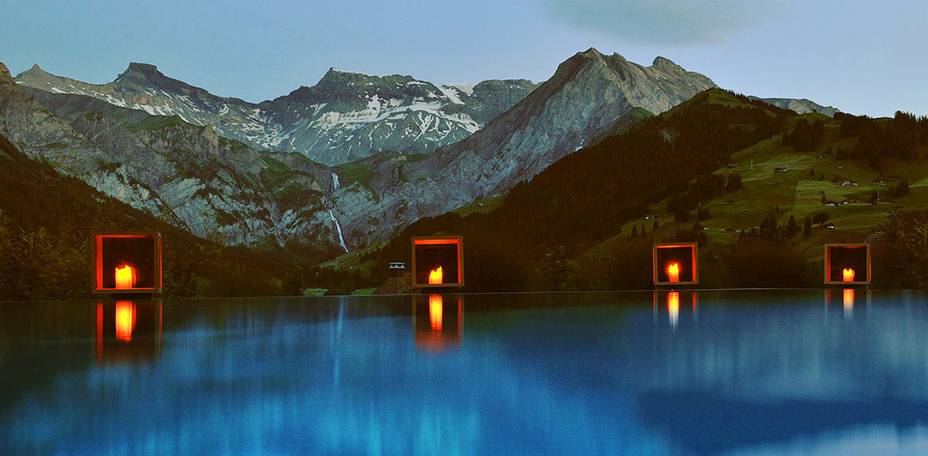 Hospedar-se nos Alpes Suíços, por si só, já é uma experiência ideal para casais apaixonados. A vista da região oferecida a partir da piscina tira o fôlego de qualquer turista. O café da manhã também é um ponto forte <em><a href="https://www.booking.com/hotel/ch/solis-cambrian-spa.pt-br.html?aid=332455&label=viagemabril-as-piscinas-mais-incriveis-do-mundo" target="_blank">Veja os preços do Cambrian Hotel no Booking.com</a></em>