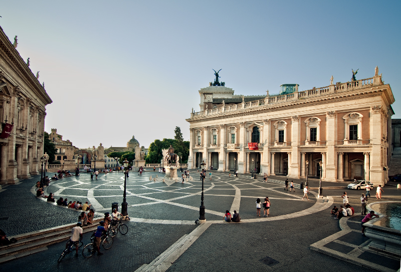 <strong>10. Piazza del Campidoglio: </strong>A <a href="https://viajeaqui.abril.com.br/estabelecimentos/italia-roma-atracao-piazza-del-campidoglio" target="_self"><strong>Piazza del Campidoglio</strong></a> foi desenhada por Michelangelo no século 17. No centro está a estátua equestre de Marco Aurélio