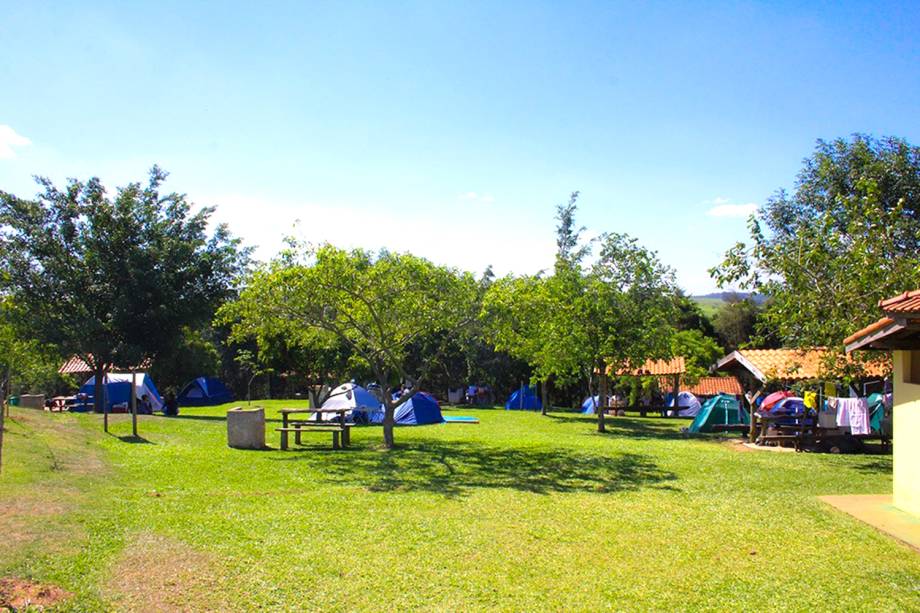 <strong><a href="https://www.saltao.com.br/" rel="Camping Cachoeira Saltão" target="_blank">Camping Cachoeira Saltão</a>, Itirapina, <a href="https://viajeaqui.abril.com.br/estados/br-sao-paulo" rel="São Paulo" target="_self">São Paulo</a></strong>    Com belas paisagens naturais, entre as quais destacam-se cachoeiras, Itirapina leva vantagem por estar pertinho de outro grande destino de aventura paulista: <a href="https://viajeaqui.abril.com.br/cidades/br-sp-brotas" rel="Brotas" target="_self">Brotas</a>, há apenas 30 km de distância. No camping, o visitante encontra vestiários, quiosques, churrasqueiras, piscinas, 250 pontos de energia elétrica e até mercadinho