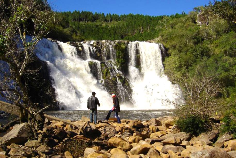 <strong><a href="https://www.parquedacachoeira.com.br/" rel="Camping Parque da Cachoeira" target="_blank">Camping Parque da Cachoeira</a>, <a href="https://viajeaqui.abril.com.br/cidades/br-rs-canela" rel="Canela" target="_self">Canela</a>, <a href="https://viajeaqui.abril.com.br/estados/br-rio-grande-do-sul" rel="Rio Grande do Sul" target="_self">Rio Grande do Sul</a></strong>    Localizado entre as cidades de Canela e <a href="https://viajeaqui.abril.com.br/cidades/br-rs-sao-francisco-de-paula" rel="São Francisco de Paula" target="_self">São Francisco de Paula</a>, o Parque da Cachoeira tem uma pousada de quartos rústicos e amplo espaço de camping. Por aqui, há churrasqueiras, pias, tanques, banheiros comunitários com chuveiro à gás e energia elétrica. A propriedade também tem trilhas, cachoeiras e outros cenários propensos à prática de esportes de aventura    <em><a href="https://www.booking.com/hotel/br/parque-da-cachoeira-cabanas.pt-br.html?aid=332455&label=viagemabril-campings-pelo-brasil" rel="Faça sua reserva no Camping Parque da Cachoeira no Booking.com" target="_blank">Faça sua reserva no Camping Parque da Cachoeira no Booking.com</a></em>